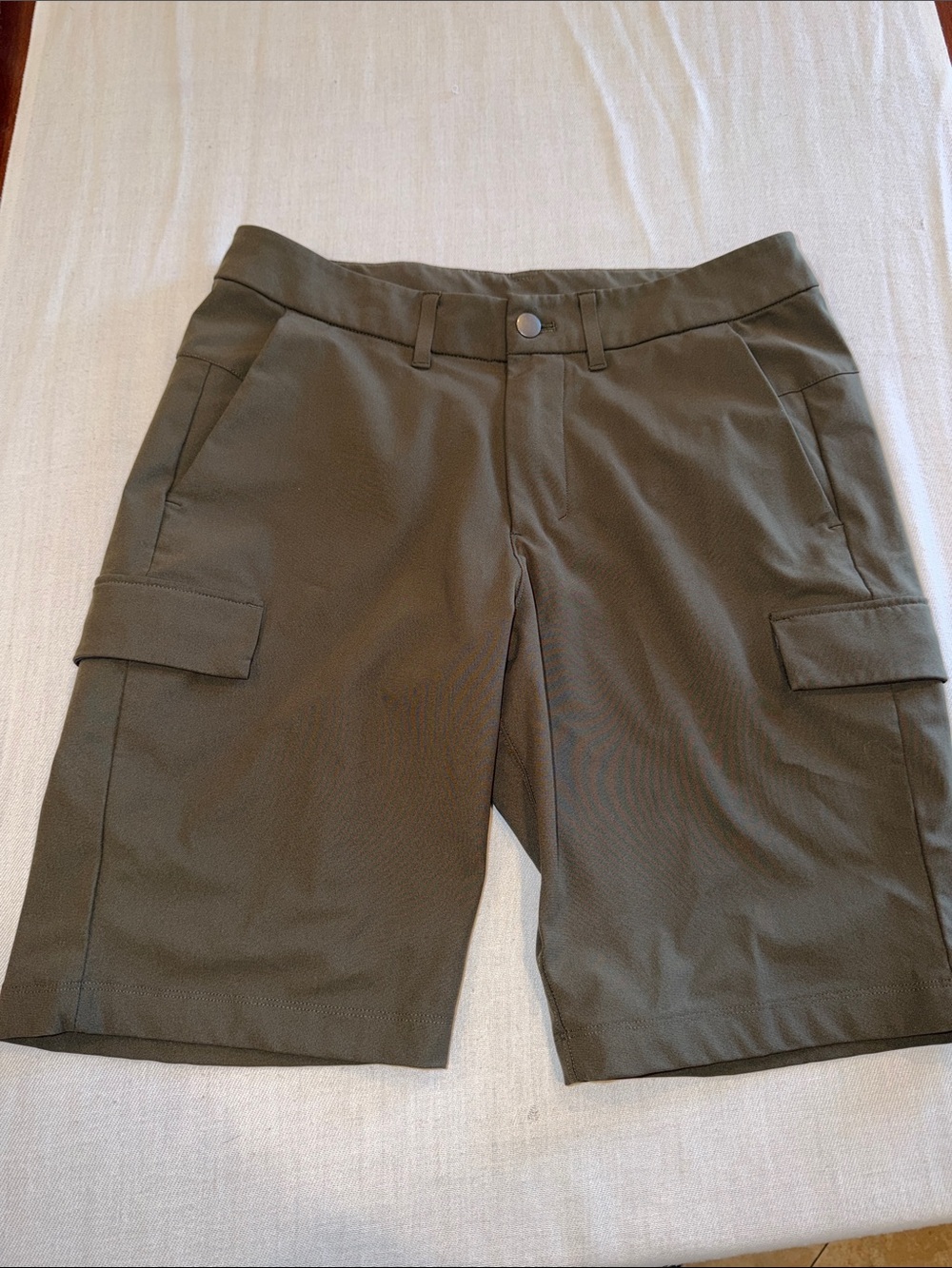 T0304100 LULULEMON Men's  Cargo Shorts Dark Olive Green EUC SZ 30